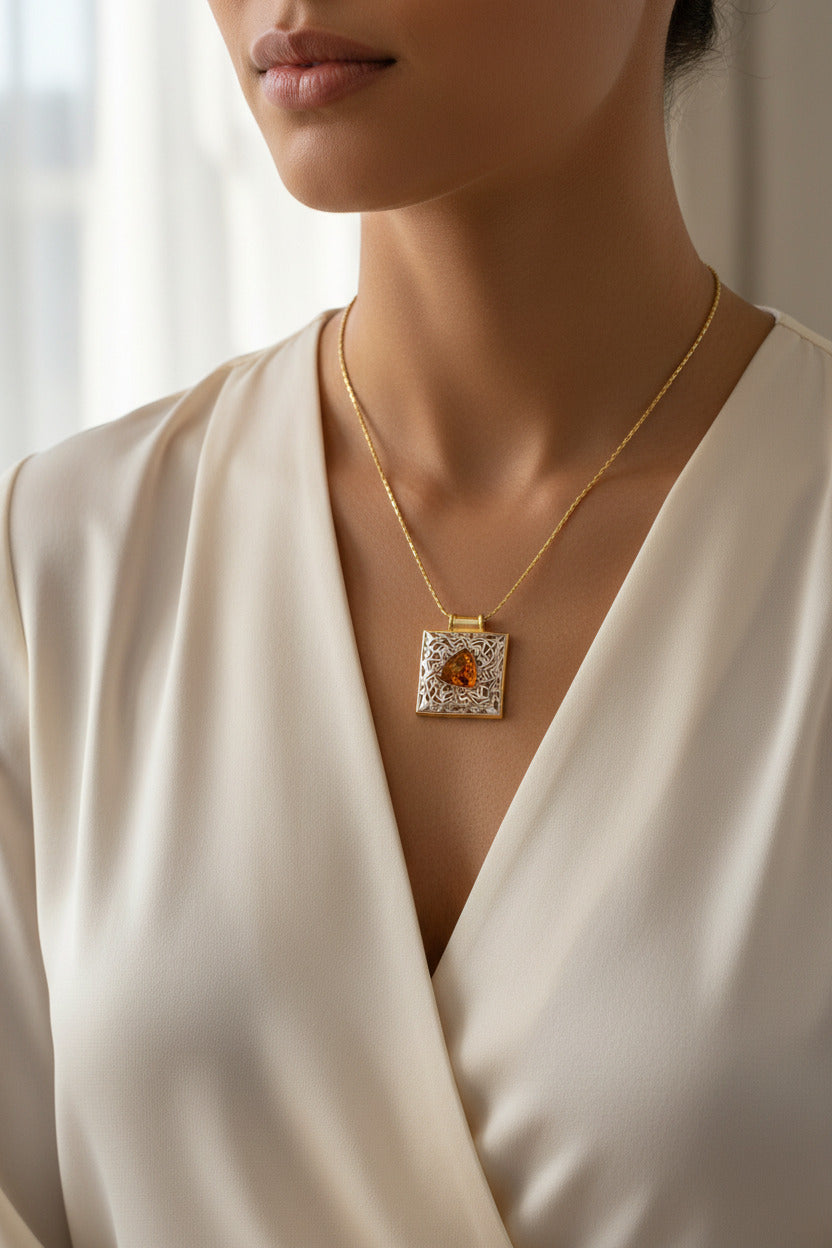 Moderner Bernstein-Anhänger aus Sterling Silber mit Gold-Akzenten