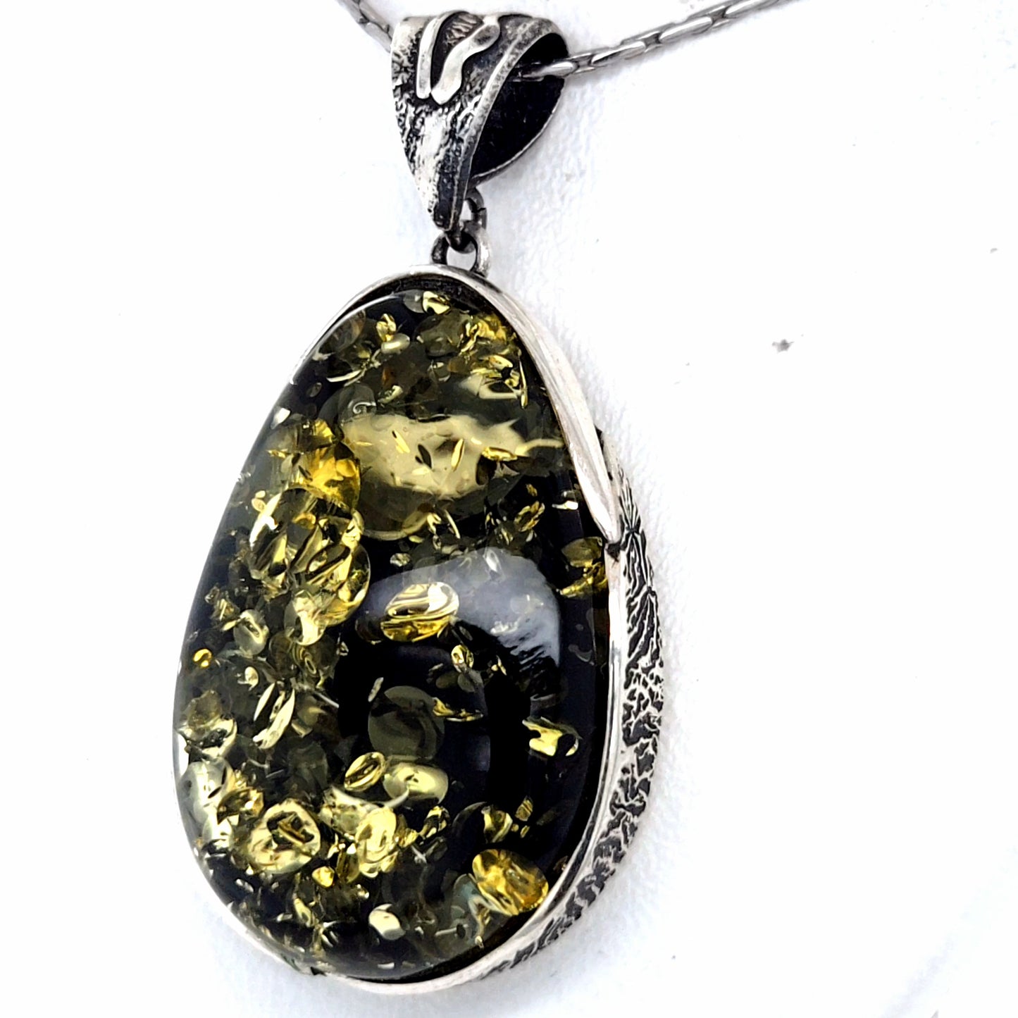 Unique Amber Pendant – Elegant Setting in 925 Sterling Silver