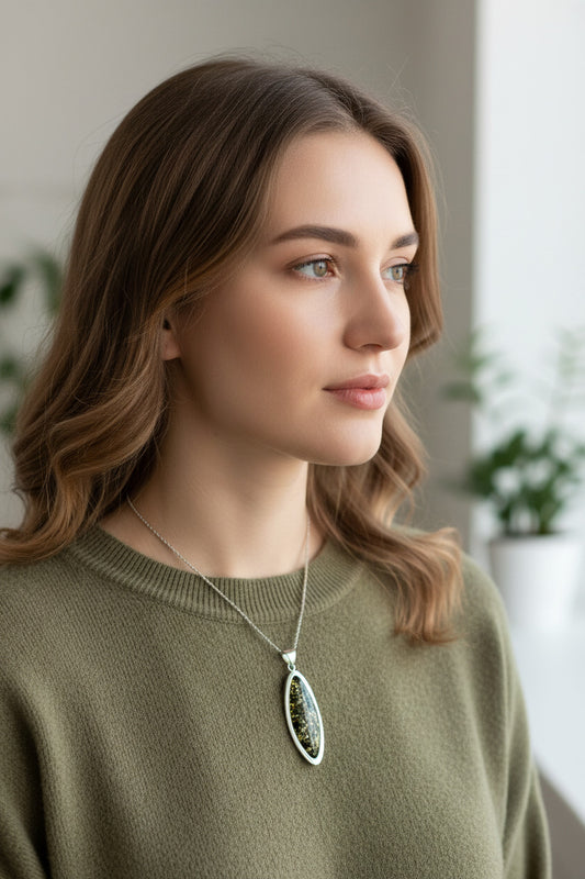 Statement-Schmuck: Bernstein-Anhänger „Grüne Tiefe“ aus Sterlingsilber