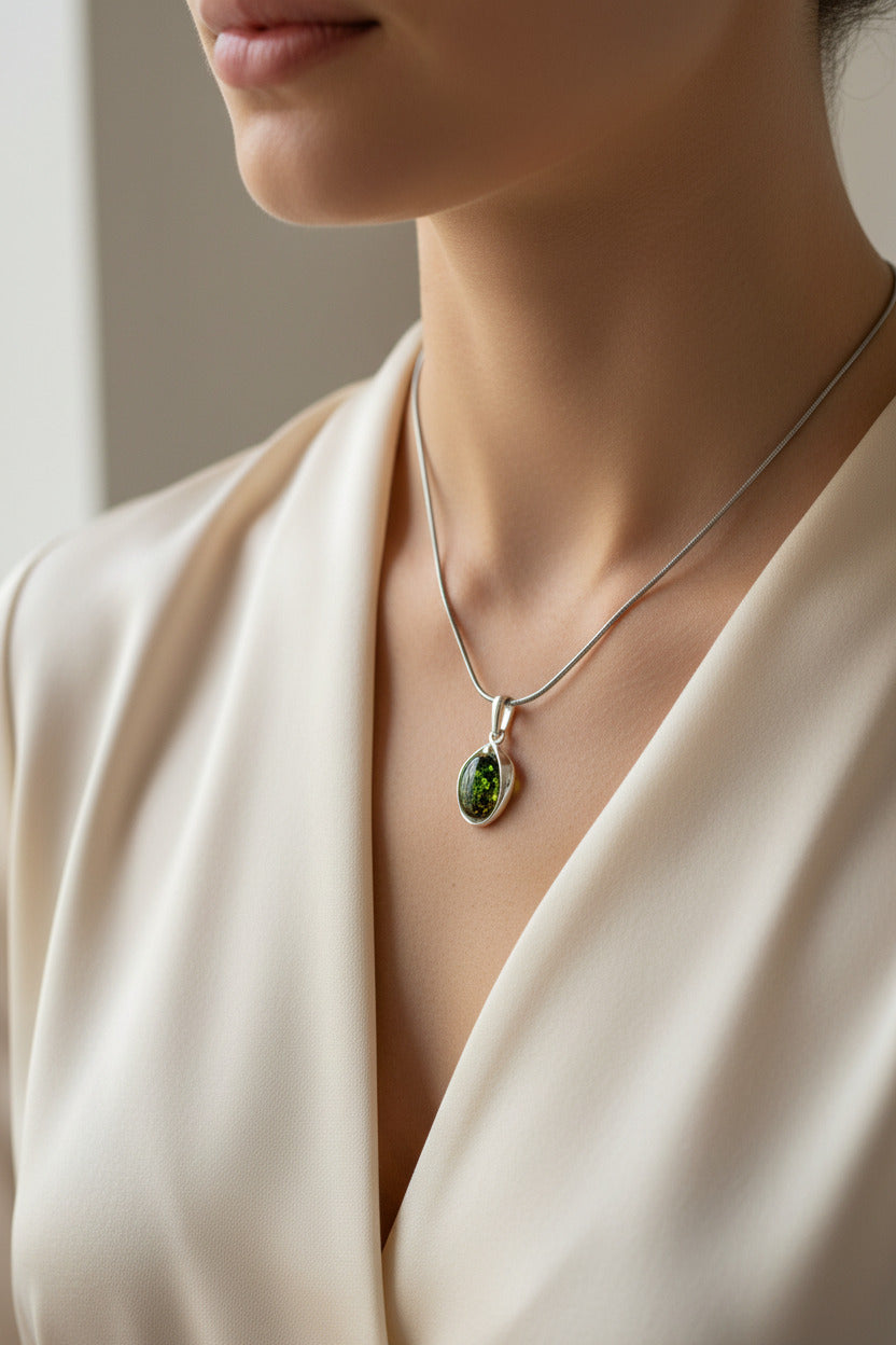 Minimalistischer Bernstein Schmuck – Handgefertigter Silberanhänger