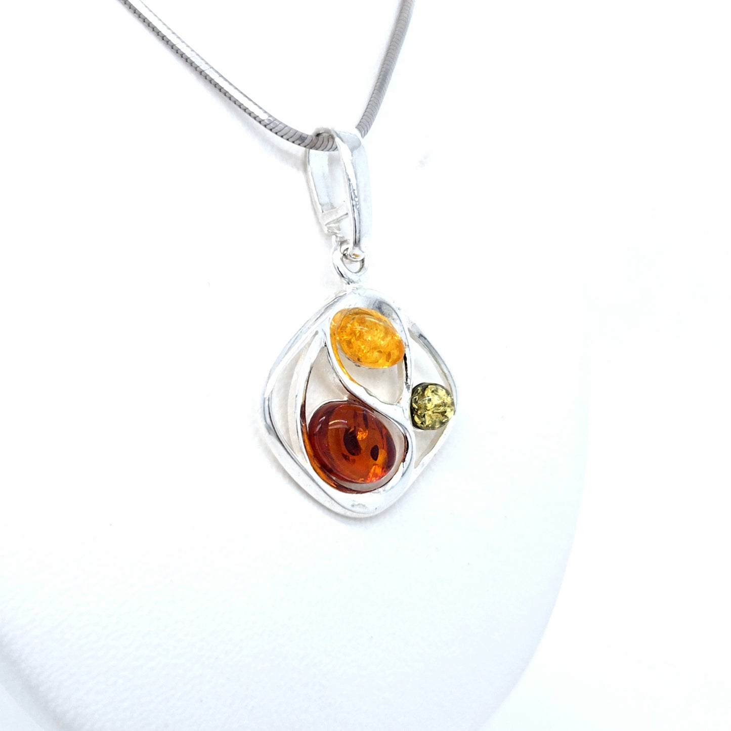 Barnsteen sieraad in yin-yang-look