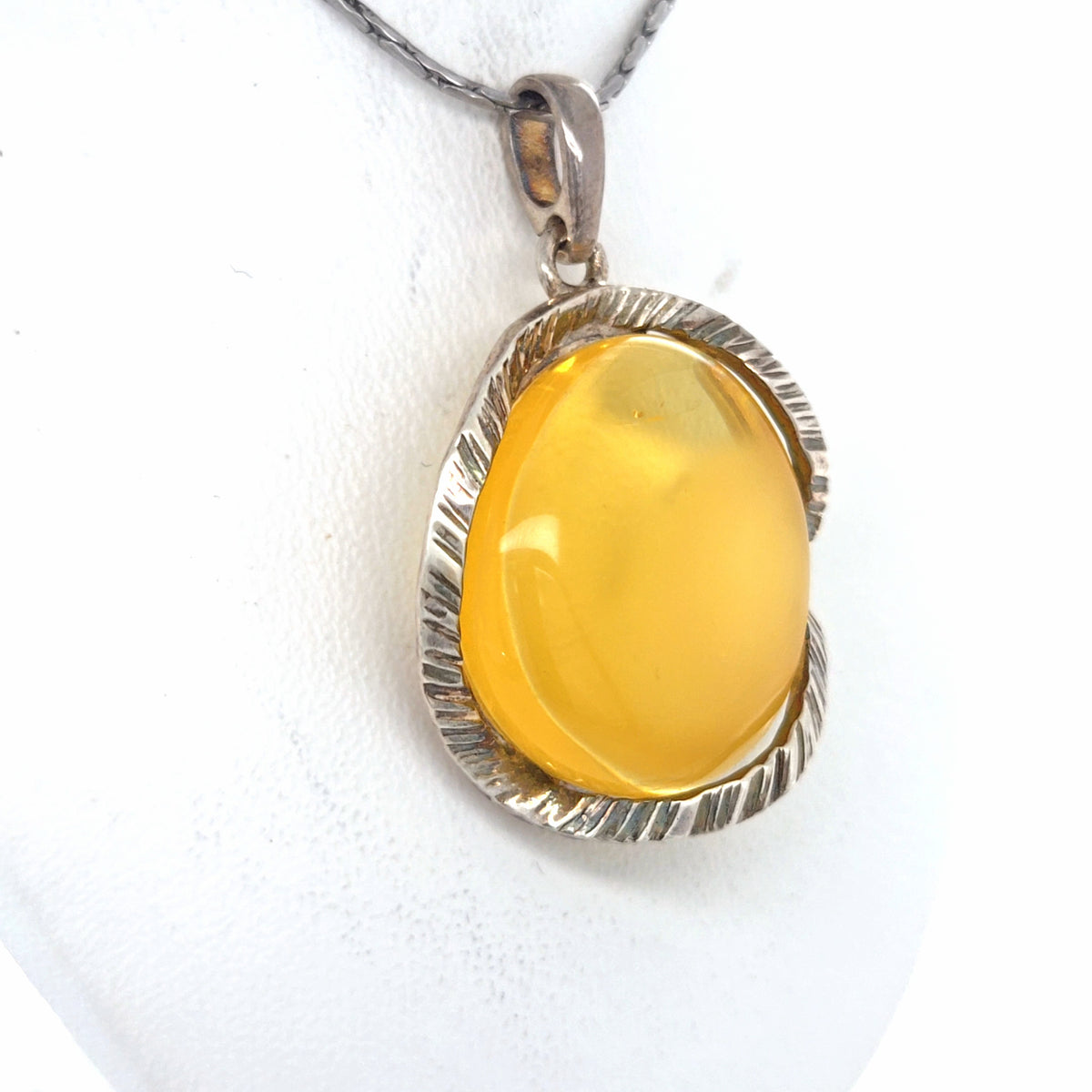 Handgearbeiteter Designer Silber-Anhänger mit seltenem hellem Natur-Bernstein
