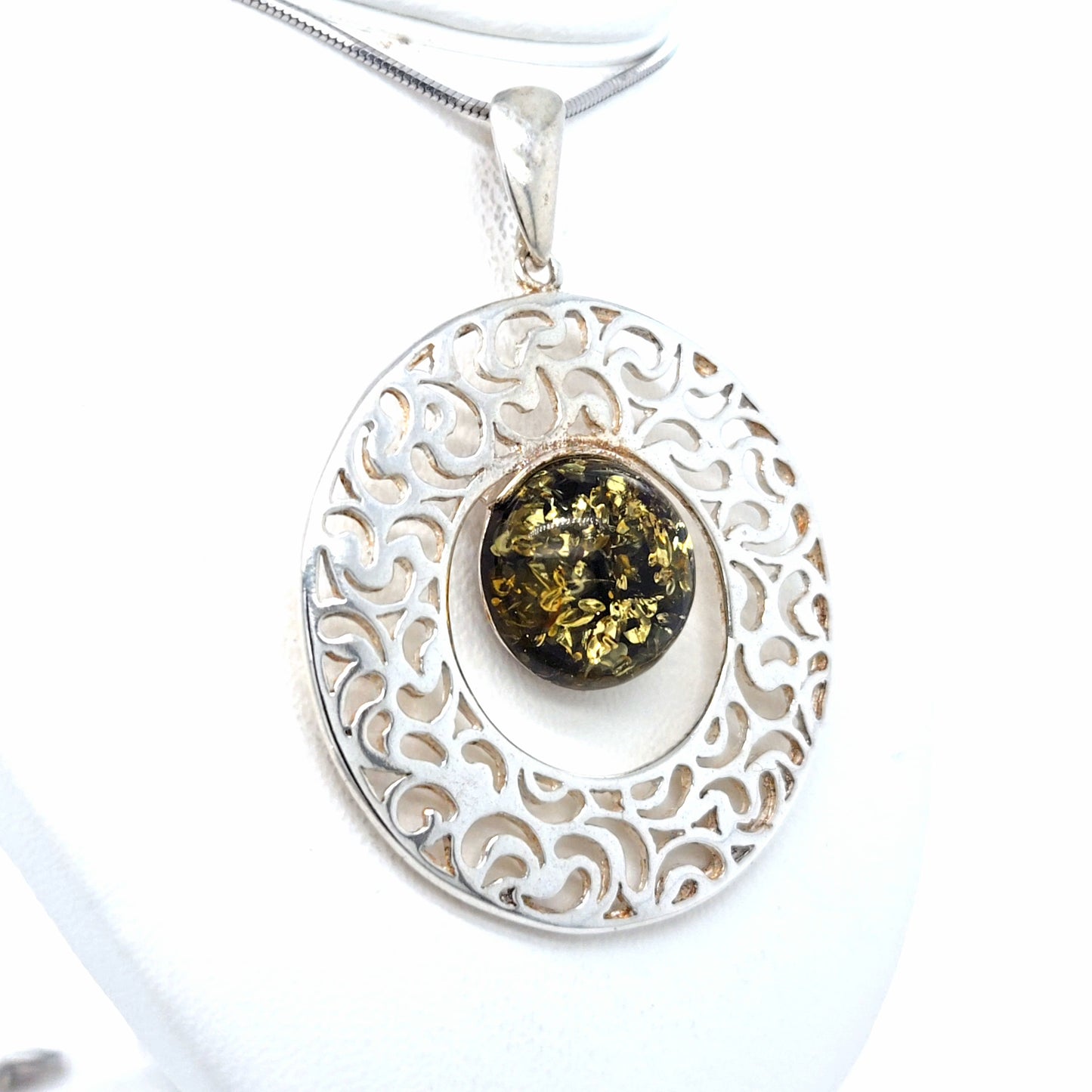 Ornamentaler Silberanhänger rund mit grünem Bernstein