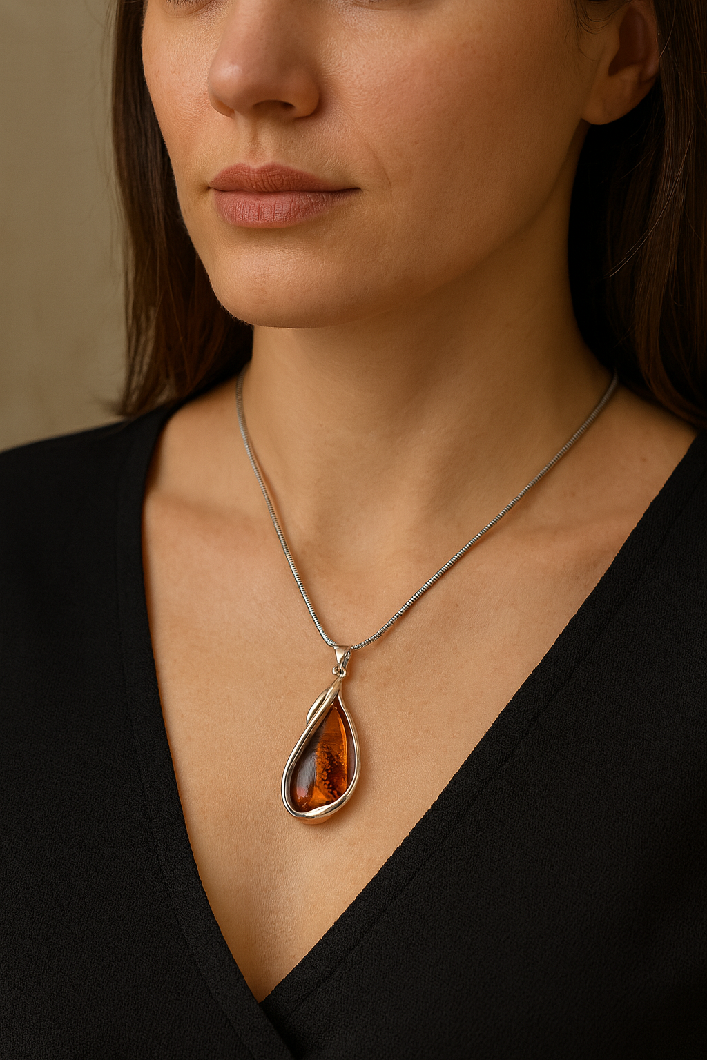 Bernsteinanhänger Tropfenform – elegantes Unikat