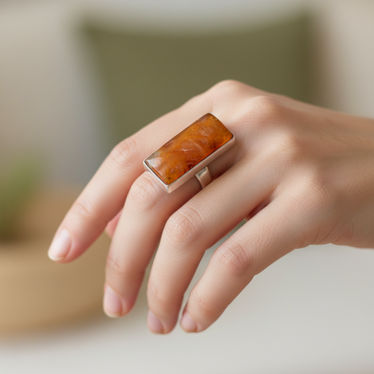 Ästhetischer länglicher Ring mit gemustertem Naturbernstein