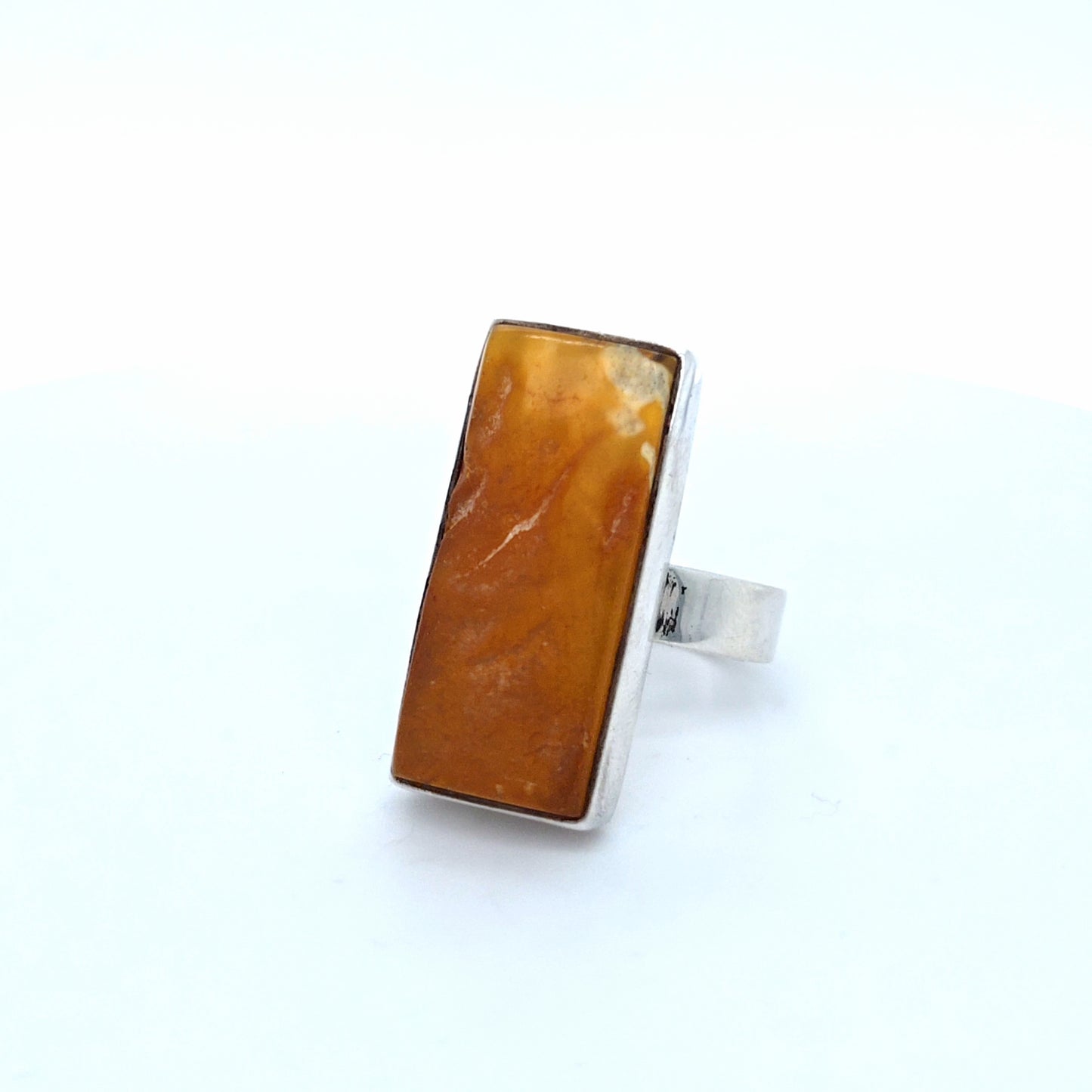 Ästhetischer länglicher Ring mit gemustertem Naturbernstein