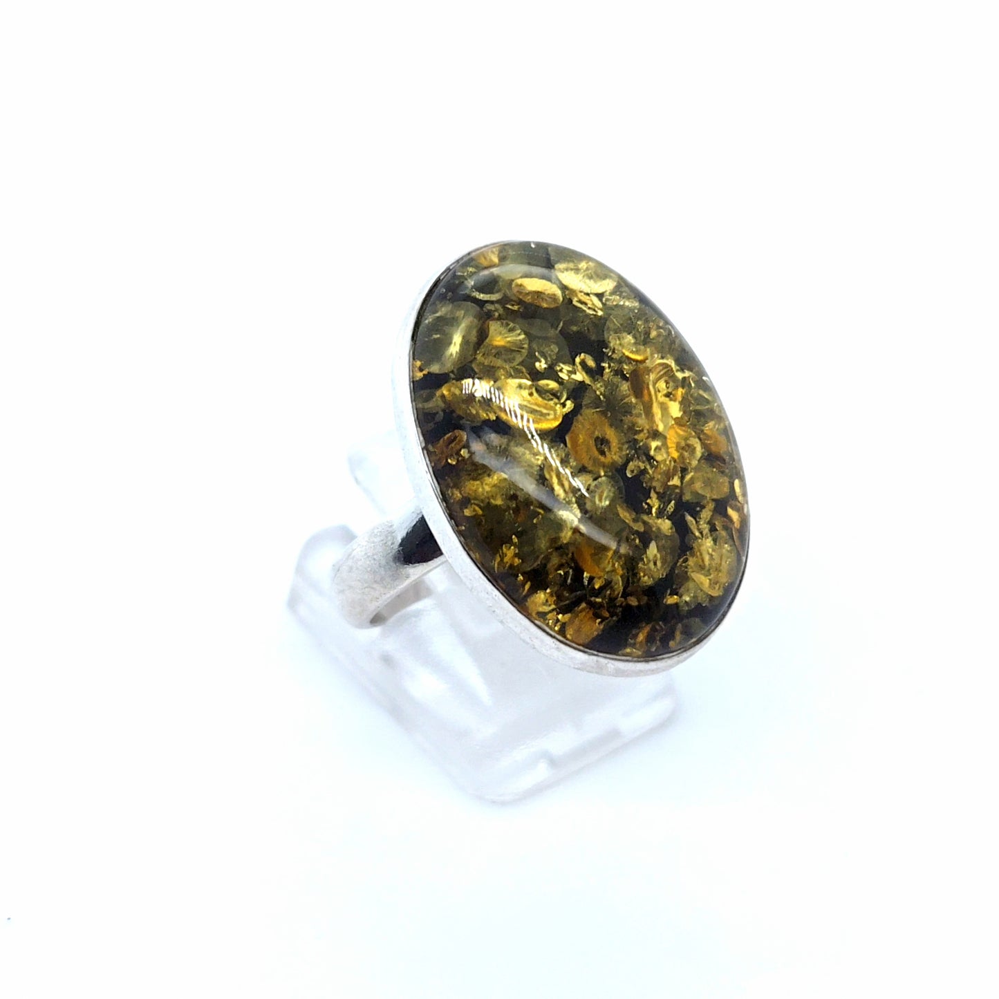 Ästhetischer ovaler Ring mit tiefgründigem Naturbernstein