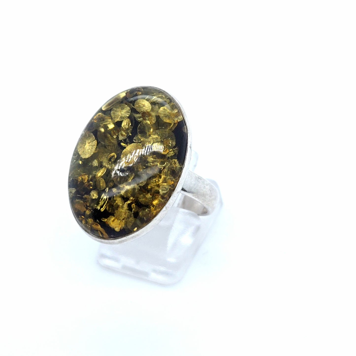 Ästhetischer ovaler Ring mit tiefgründigem Naturbernstein