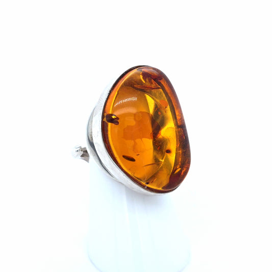 Charaktervoller Statement-Ring: Warm glänzender Honigbernstein