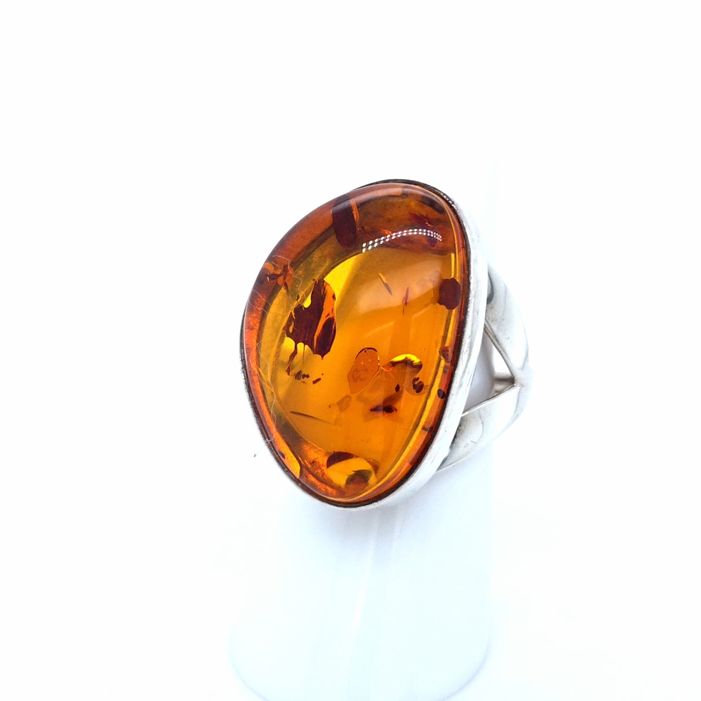 Charaktervoller Statement-Ring: Warm glänzender Honigbernstein