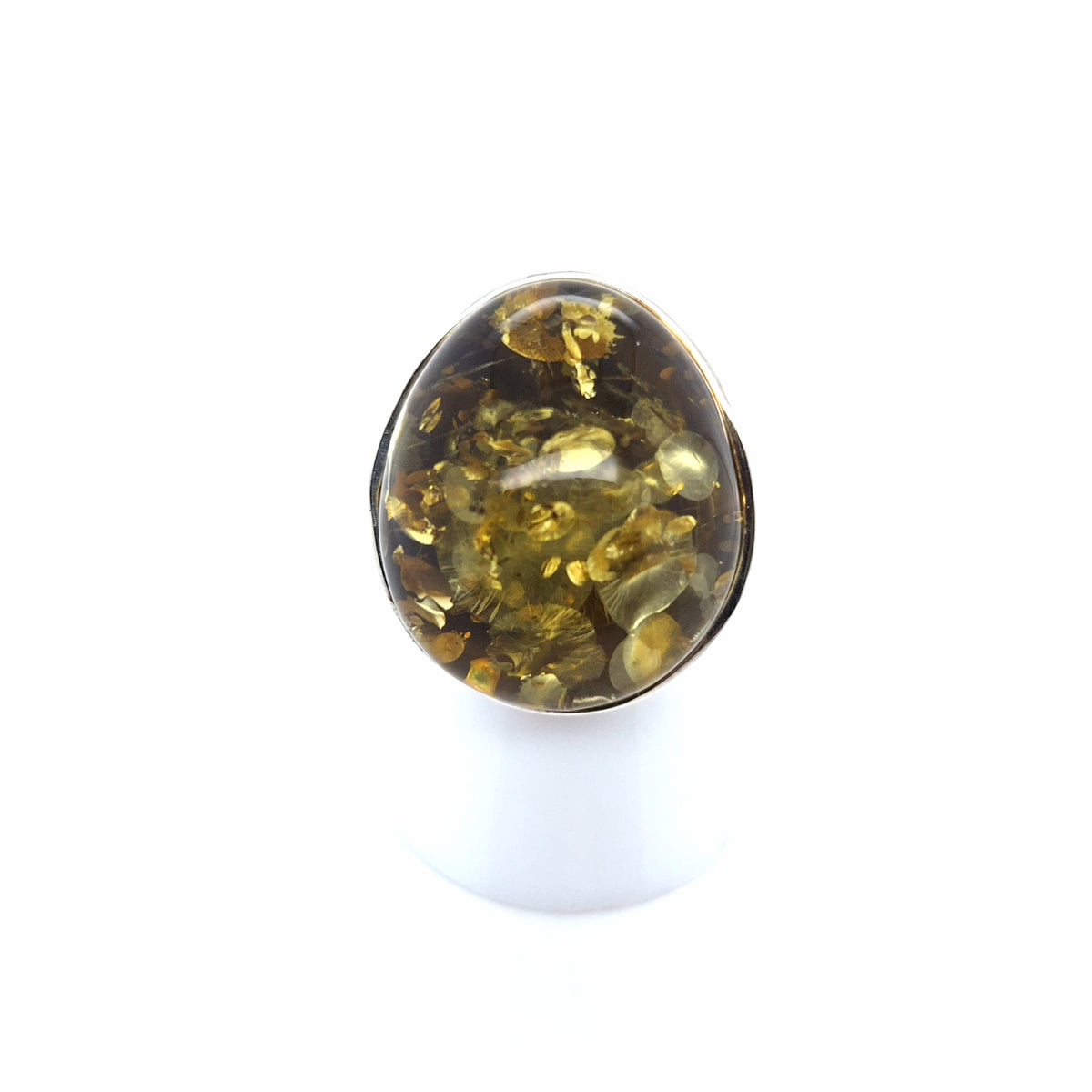 Silberring mit grünem Bernstein und funkelnden Sonnenflittern – oval, verstellbar