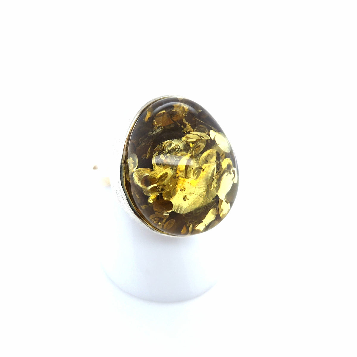 Silberring mit grünem Bernstein und funkelnden Sonnenflittern – oval, verstellbar
