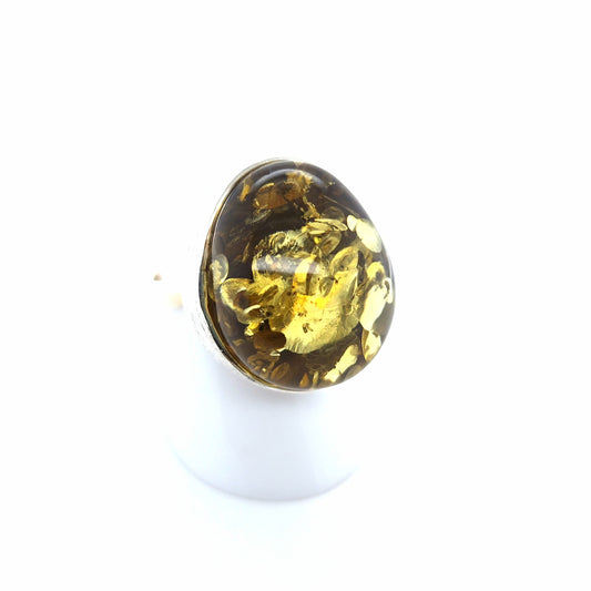 Silberring mit grünem Bernstein und funkelnden Sonnenflittern – oval, verstellbar