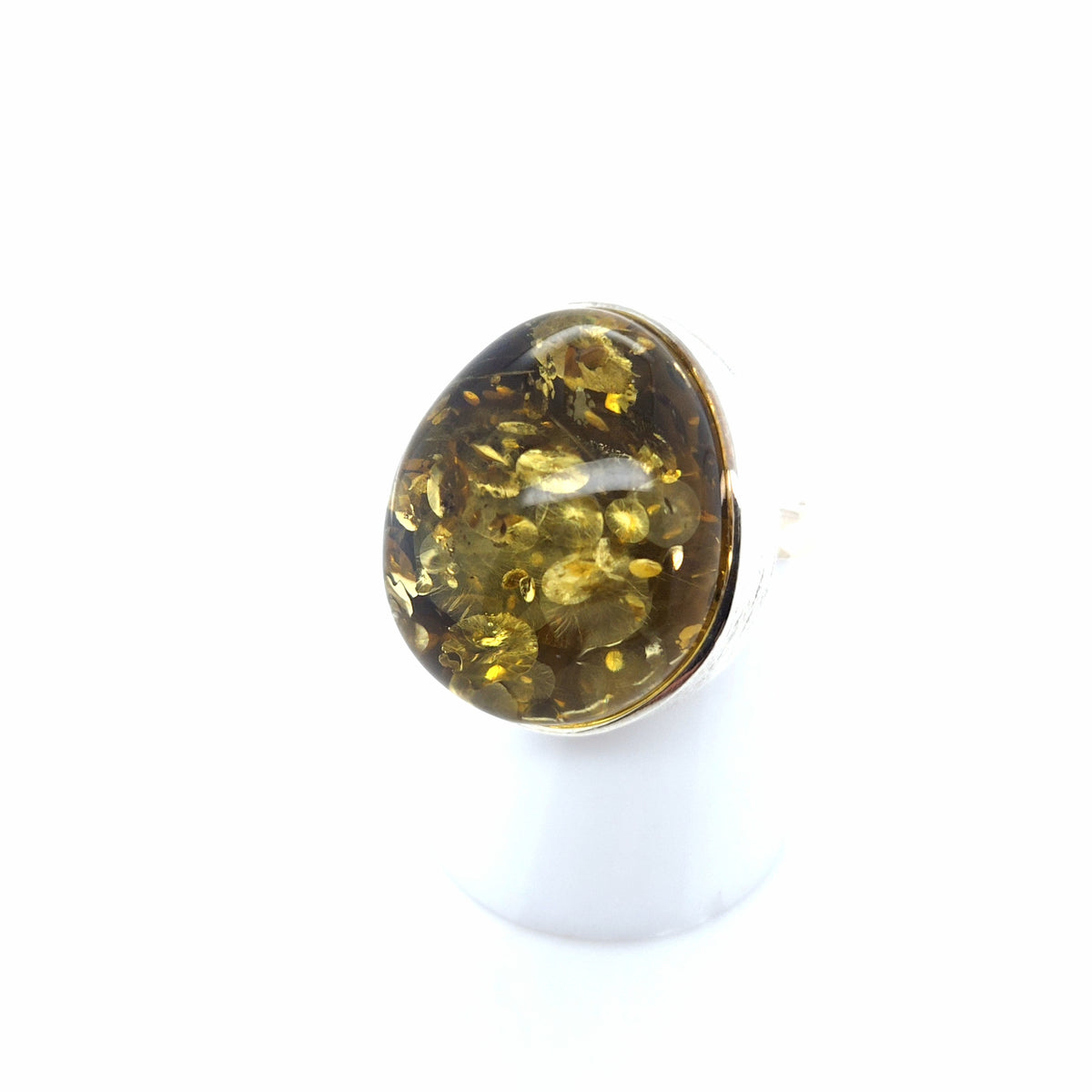 Silberring mit grünem Bernstein und funkelnden Sonnenflittern – oval, verstellbar