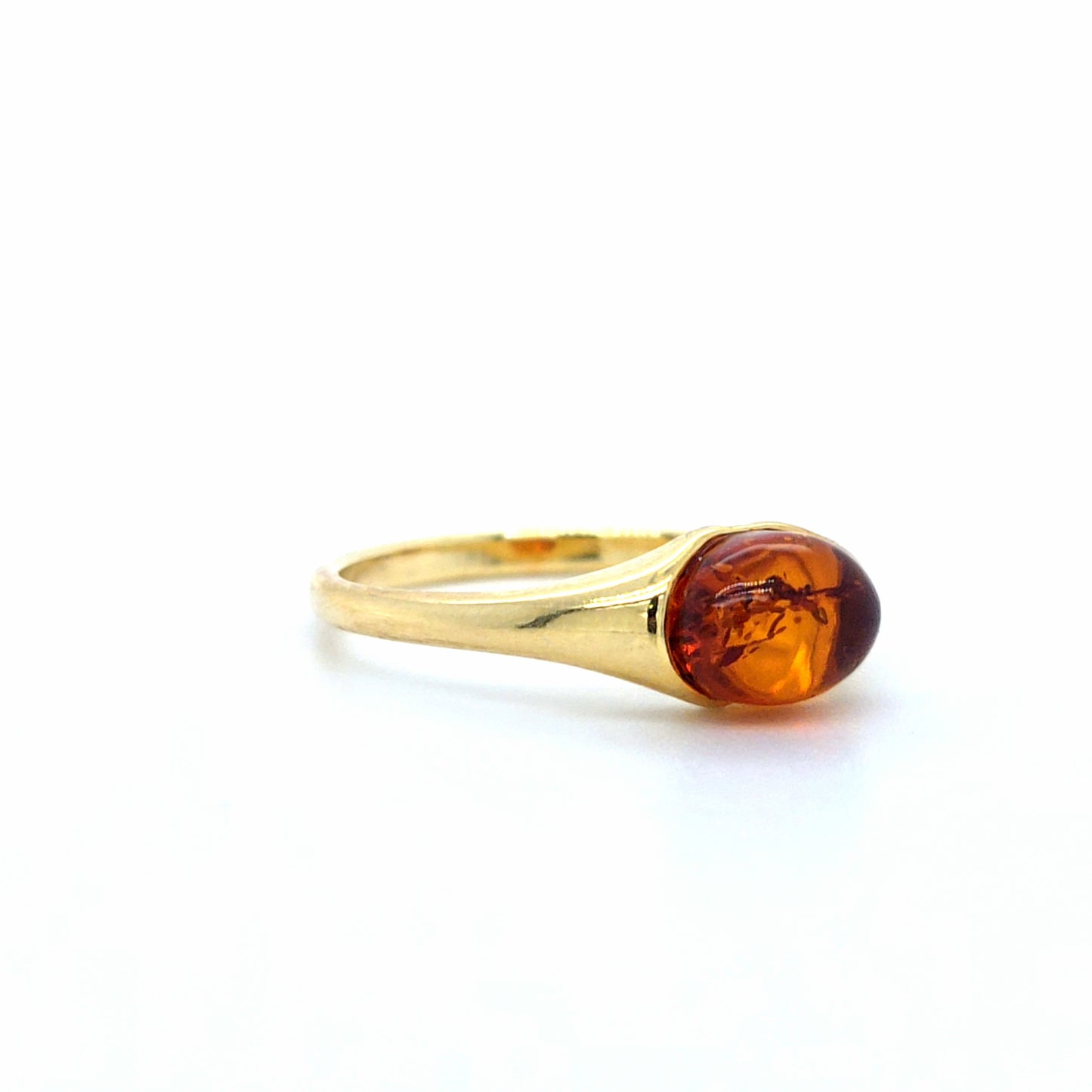Moderner Ring mit ovalem Bernstein – Schlicht & Edel