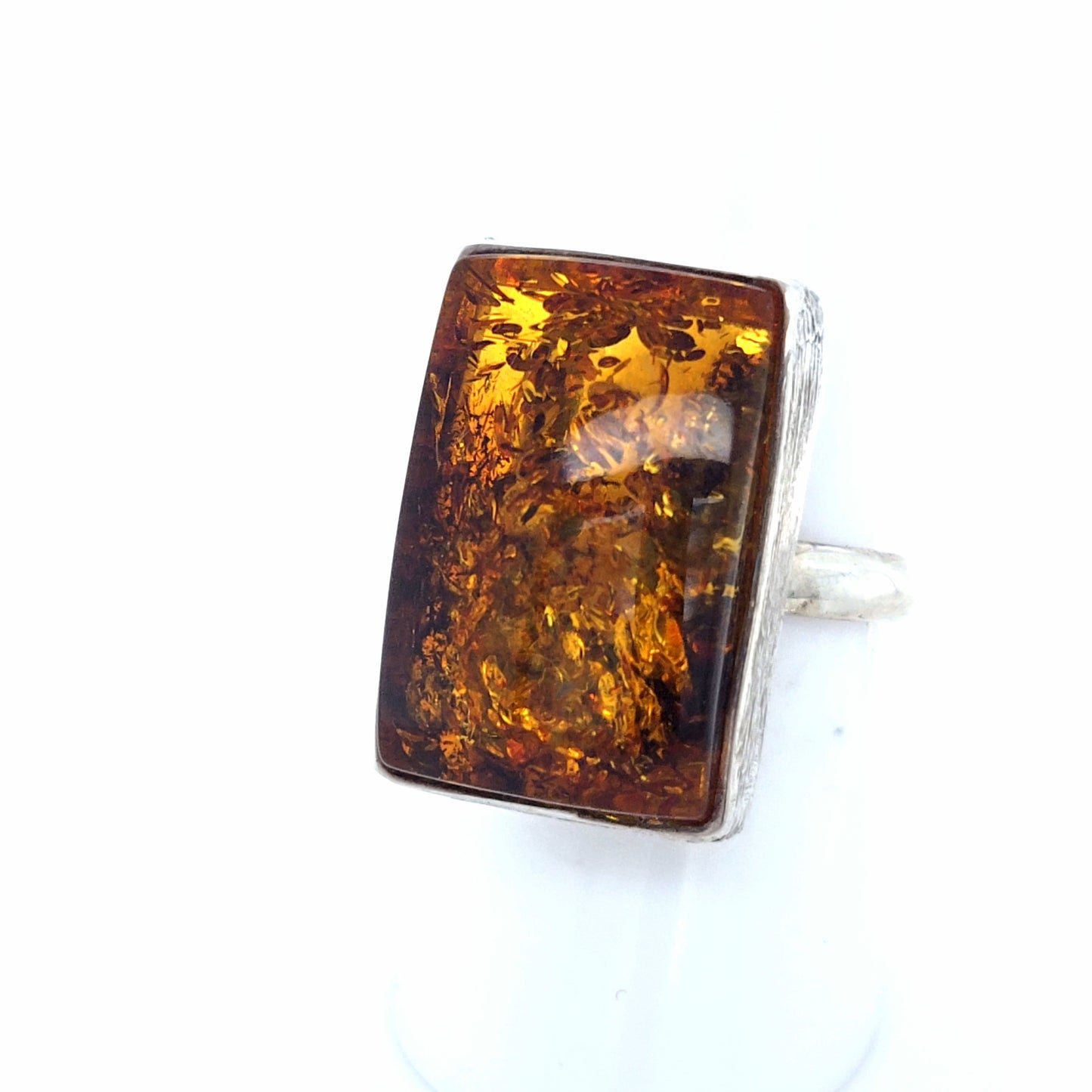 Eleganter Ring aus 925er Silber mit Seltenem Ostsee-Bernstein