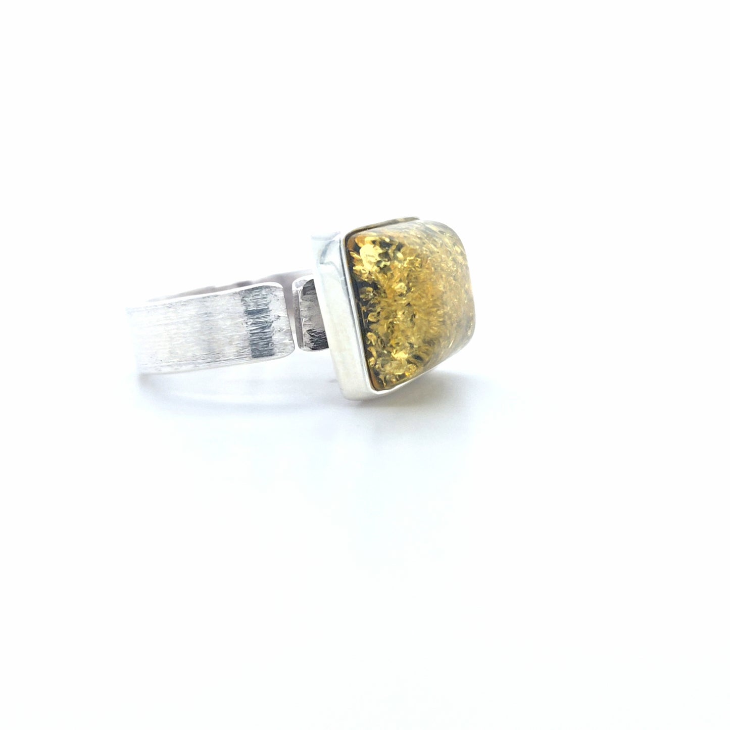 Ostsee-Gold: Edler Ring mit markantem eckigen Naturstein in Grün