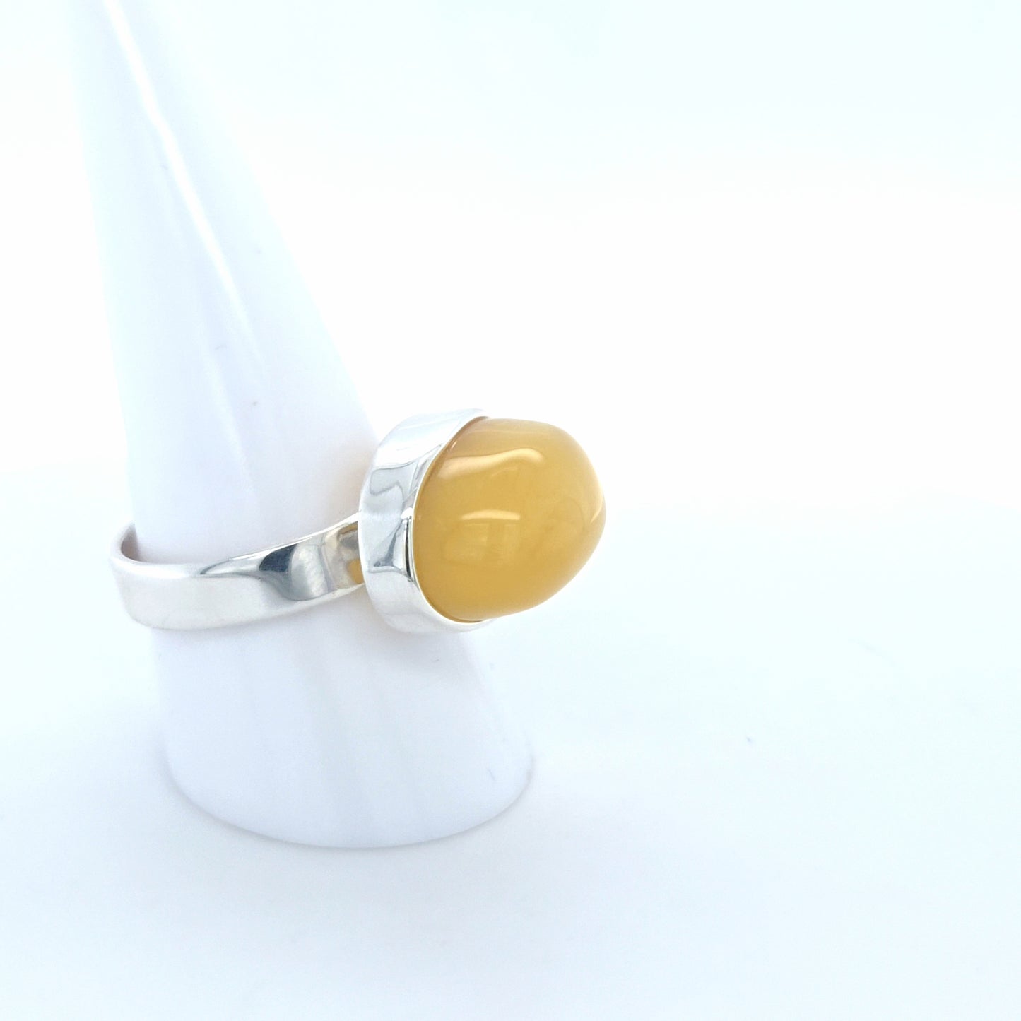 Ostsee-Gold: Edler Ring mit sanftem Naturstein in Queroptik