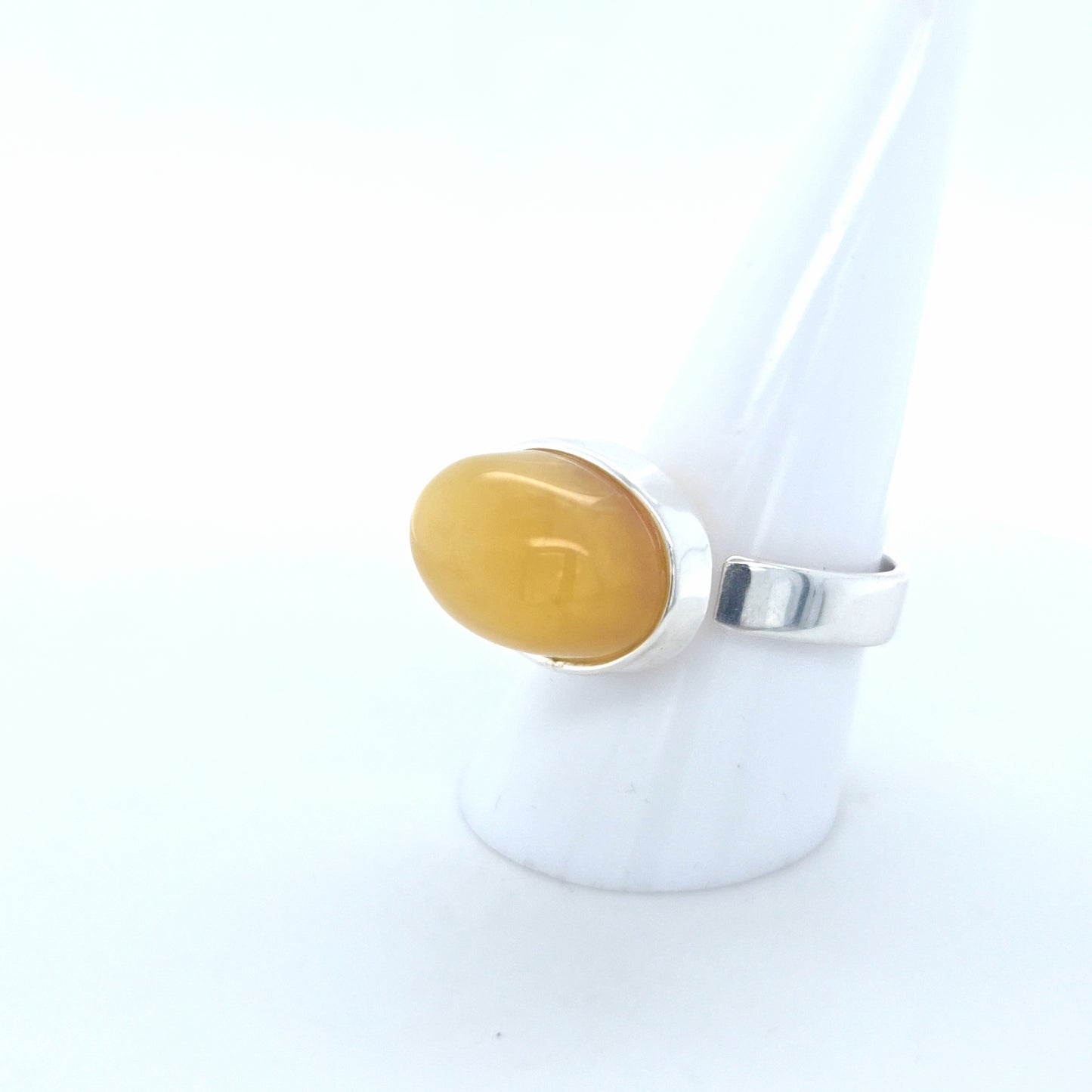 Ostsee-Gold: Edler Ring mit sanftem Naturstein in Queroptik
