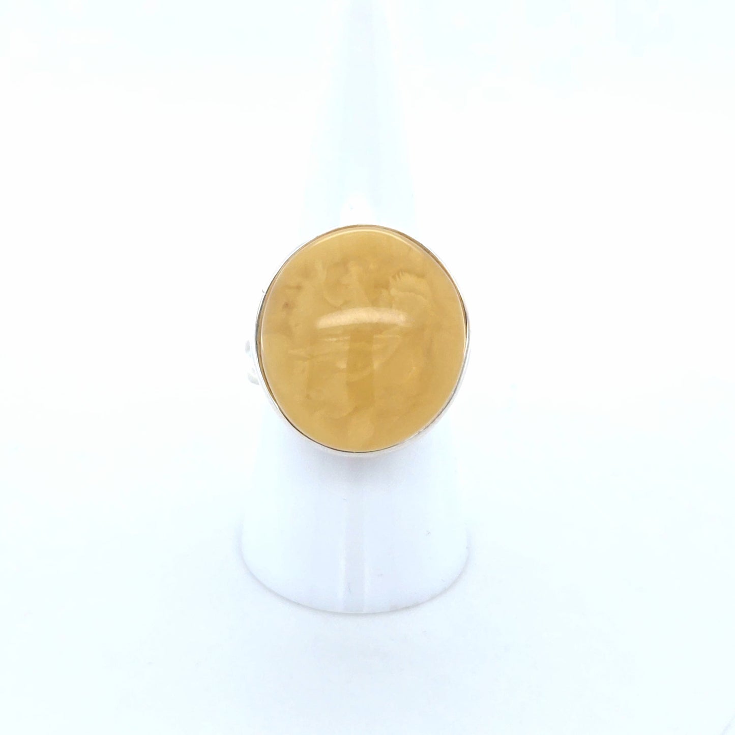 Harmonischer Naturbernstein Ring: Sanfter Pastellton & glänzendes Sterlingsilber