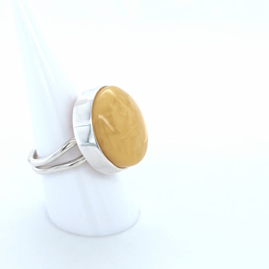 Harmonischer Naturbernstein Ring: Sanfter Pastellton & glänzendes Sterlingsilber