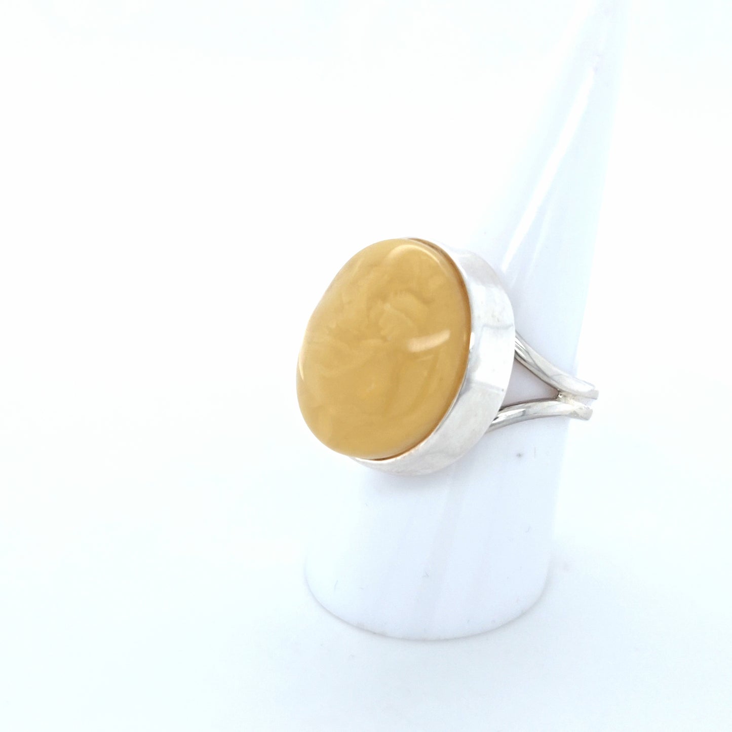 Harmonischer Naturbernstein Ring: Sanfter Pastellton & glänzendes Sterlingsilber