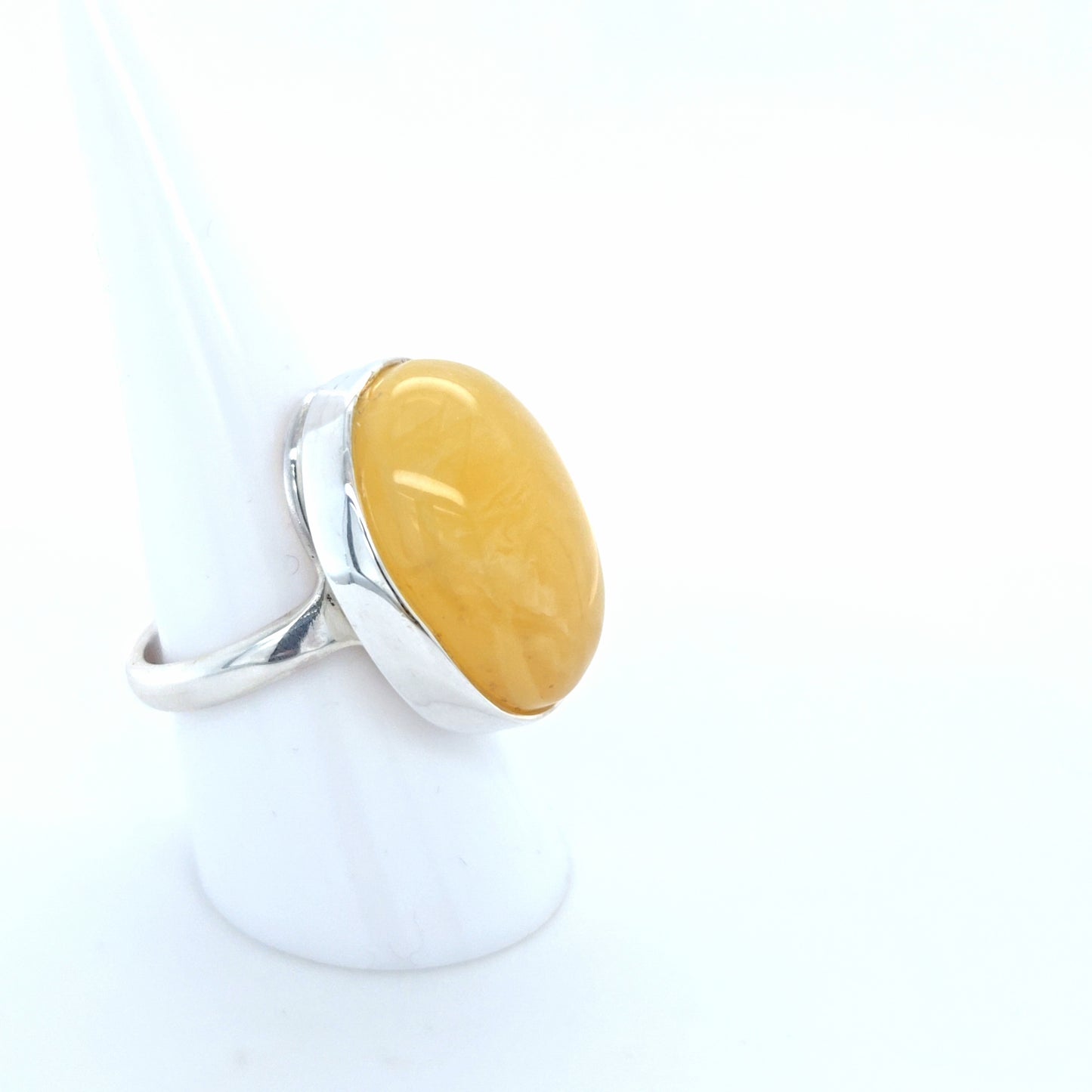 Imposanter Naturbernstein Ring: Sanfter Pastellton & echtes Sterlingsilber