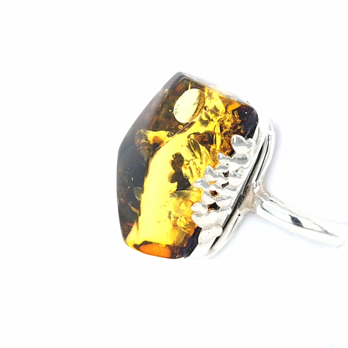 Avantgardistischer Bernstein-Ring in Silber – Markanter Solitär mit kunstvoller Zargenfassung und flexibler Ringschiene