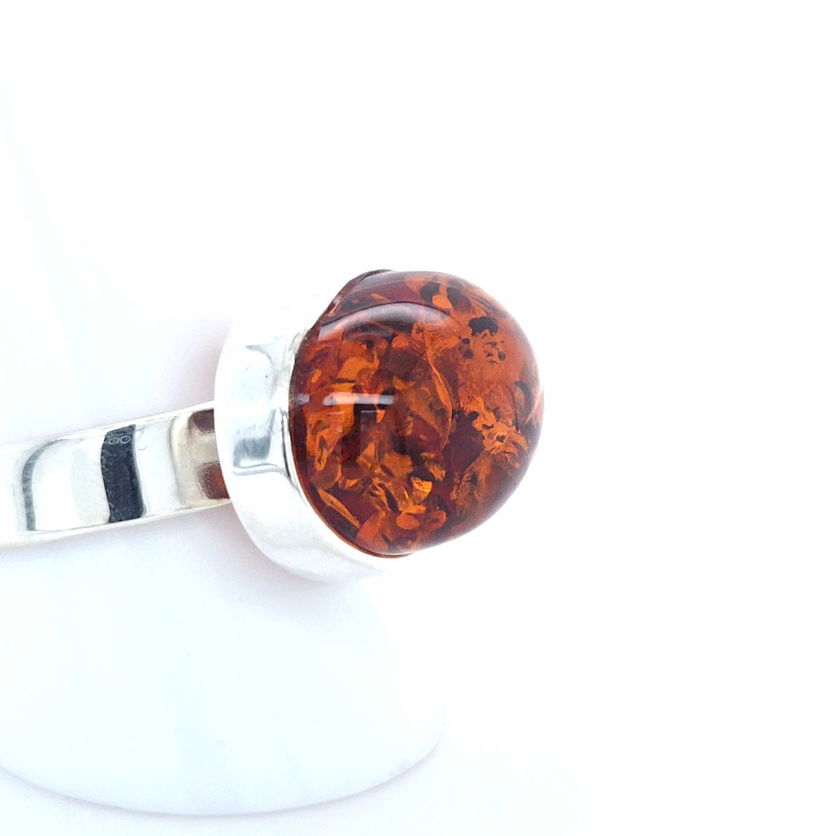 Modischer Bernstein-Ring in Silber – Gestreckter Naturstein mit flexibler Ringschiene