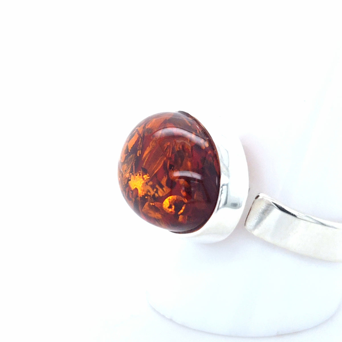 Modischer Bernstein-Ring in Silber – Gestreckter Naturstein mit flexibler Ringschiene