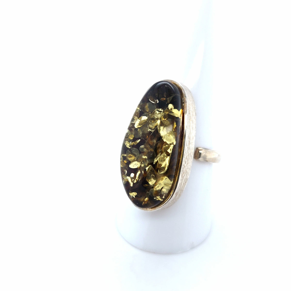 Funkelnder Ring mit grünem Ostsee-Bernstein oval, 925er Silber – verstellbar