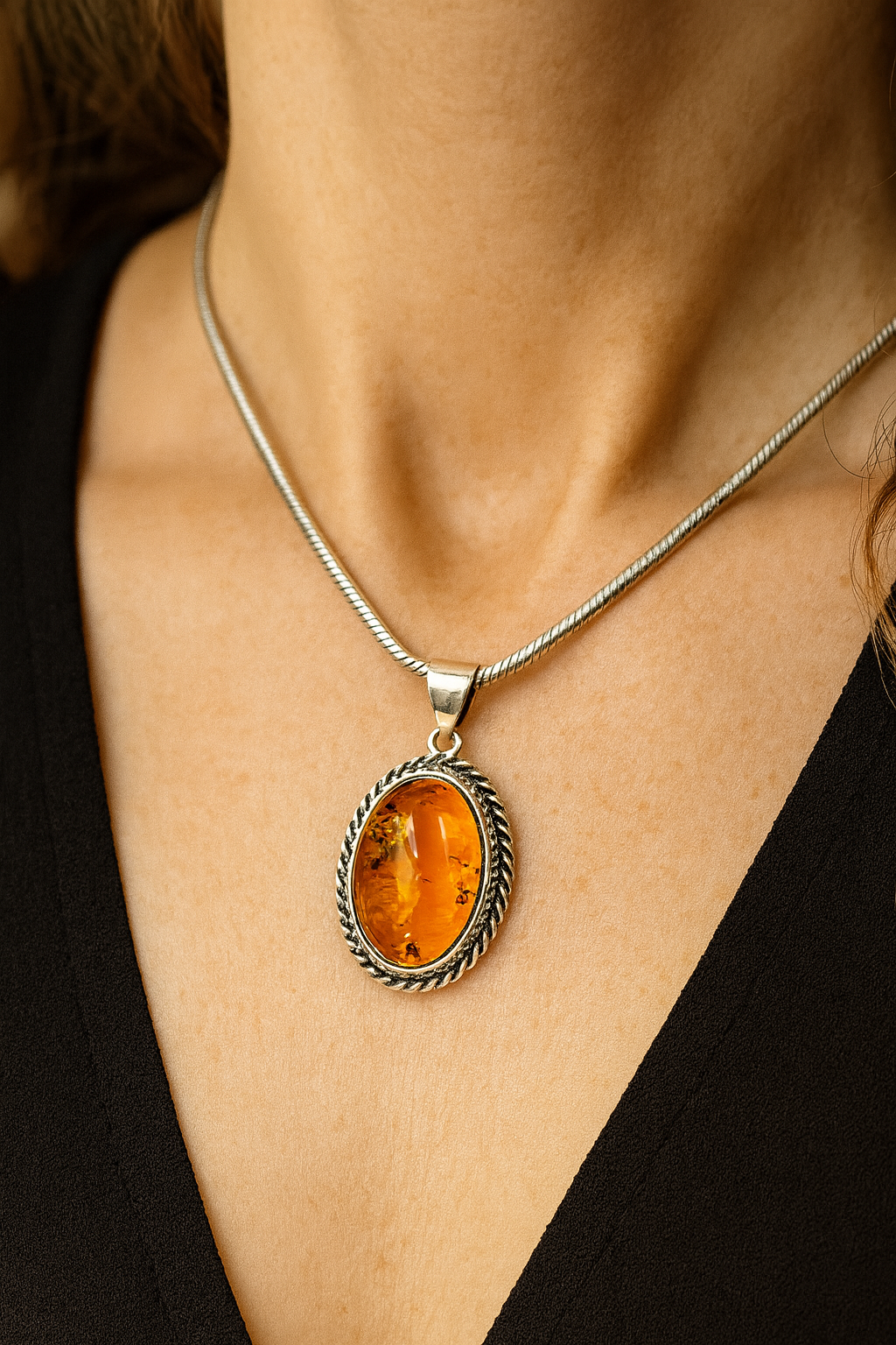 Ovaler Bernsteinanhänger in 925er Silber – Orange Unikat