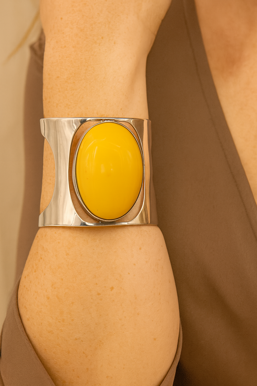 Moderner 925er Silberarmreif mit gelbem Bernstein