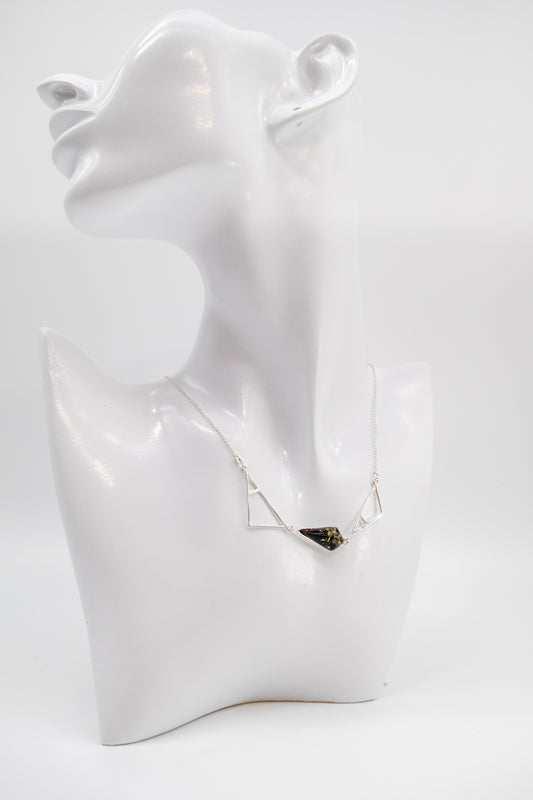 Exquisite Geometrie in Silber und Bernstein