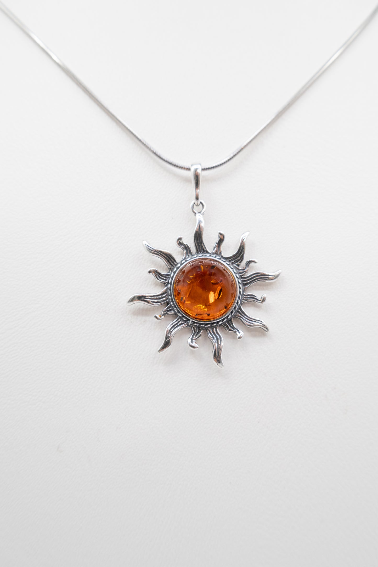 Sonnendesign-Anhänger mit Bernstein und 925er Silber