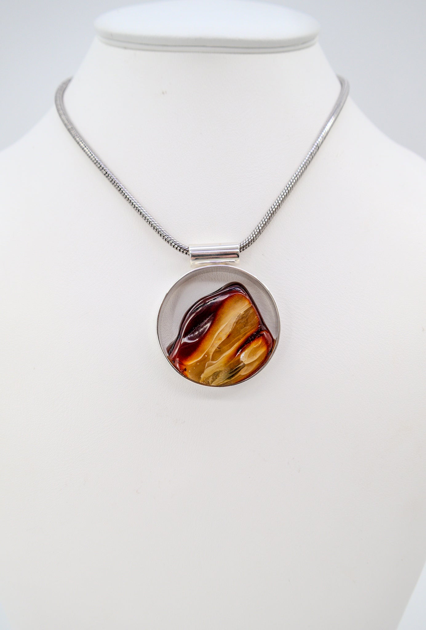 Amber pendant in natural tones – a special gift