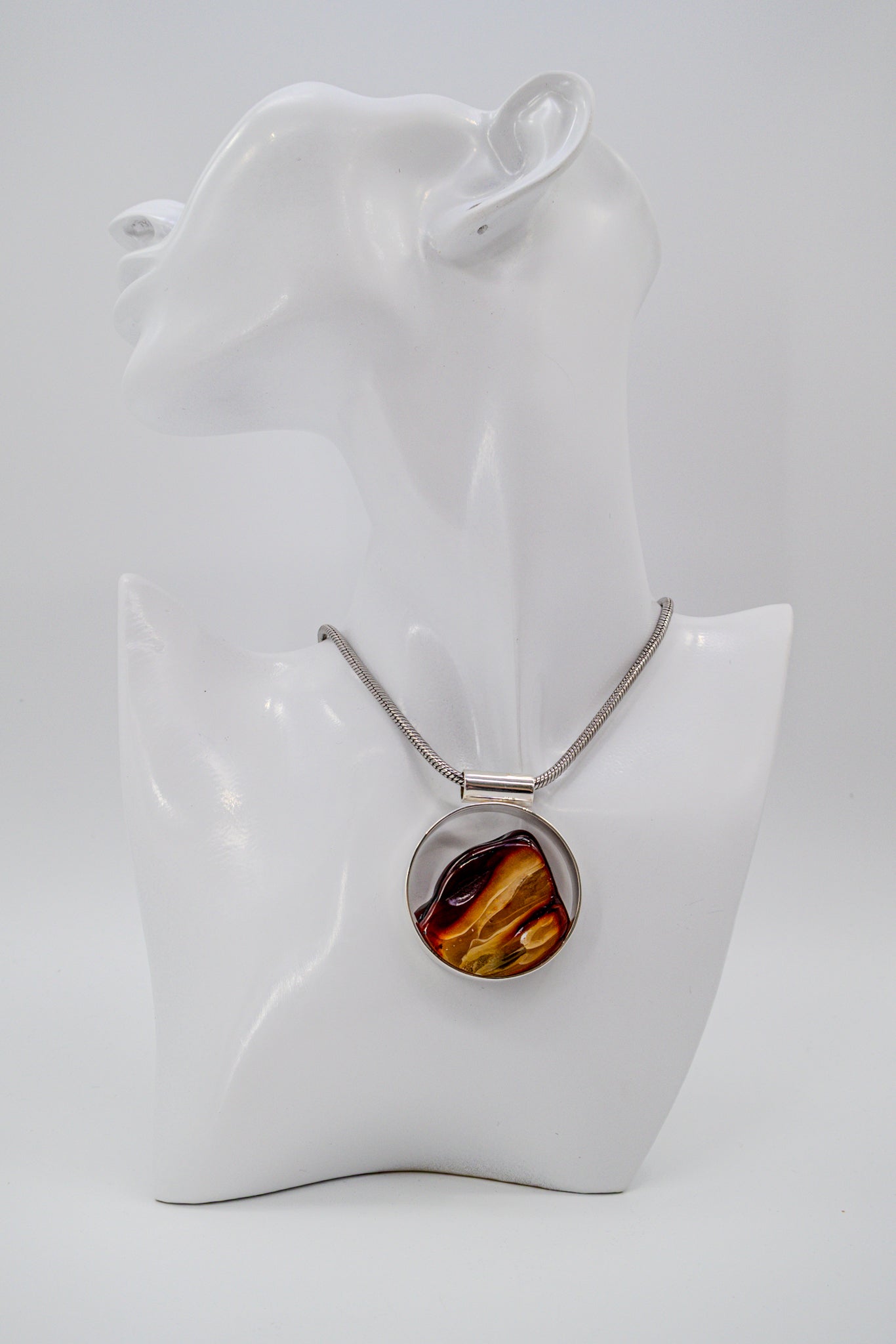 Amber pendant in natural tones – a special gift