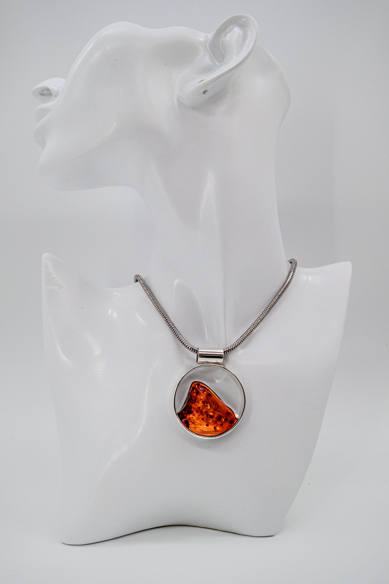 Modern Amber Pendant Silver – Unique Look