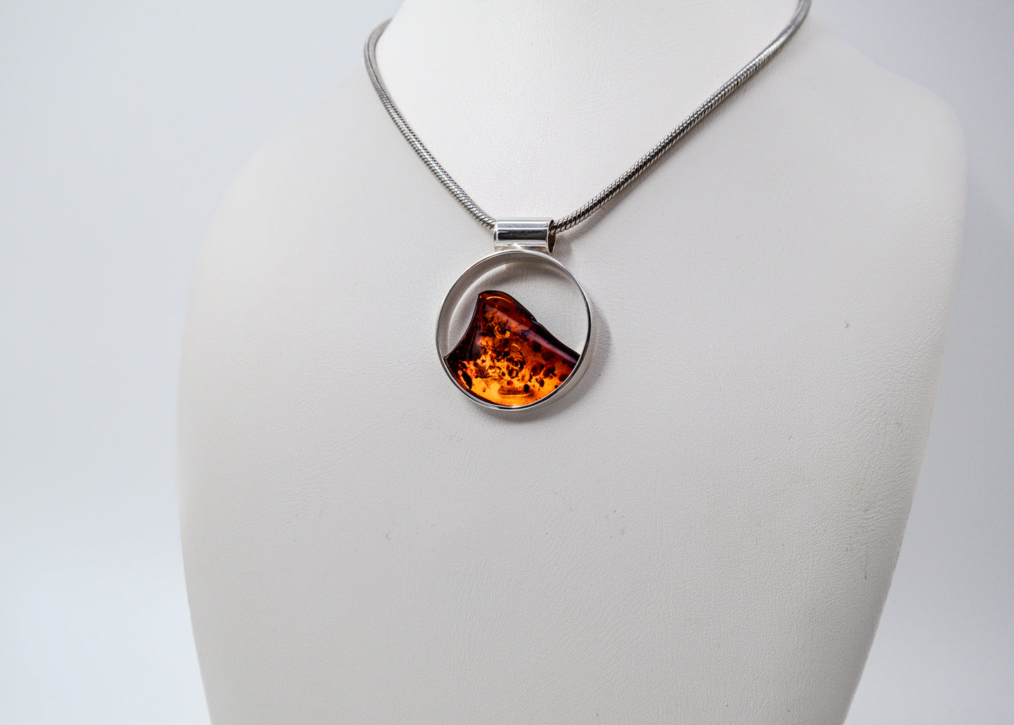 Modern Amber Pendant Silver – Unique Look