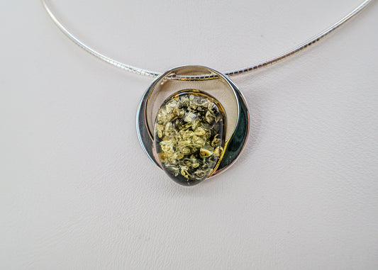 Shiny 925 silver pendant with amber