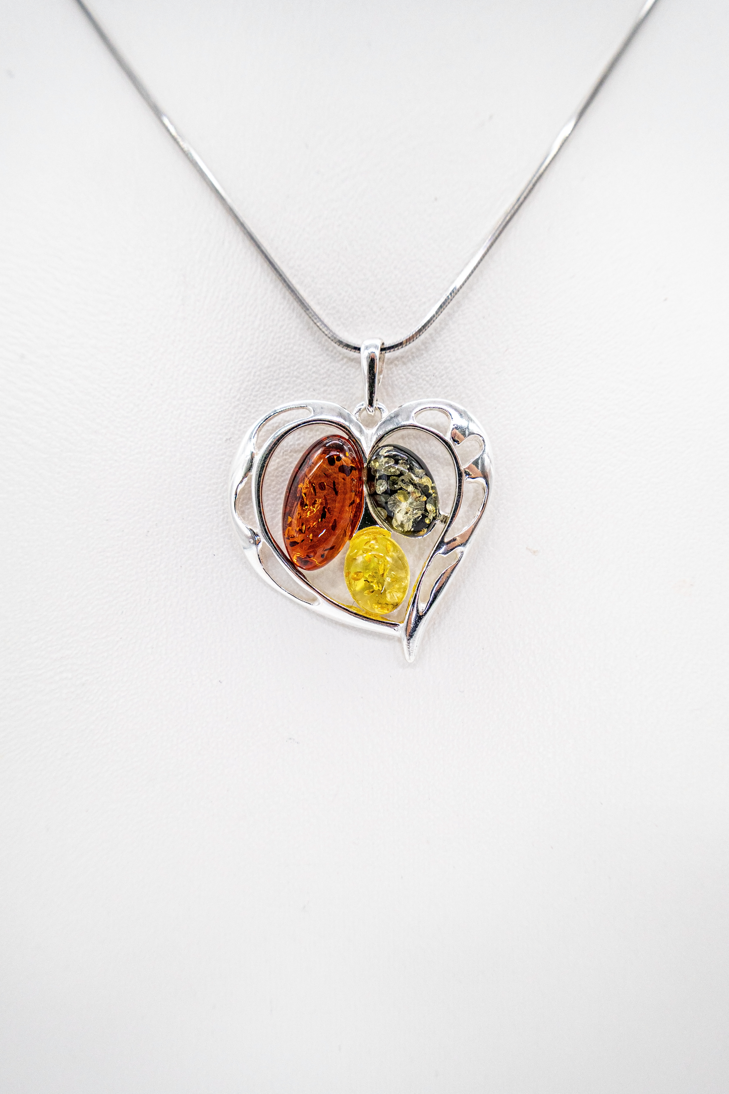 Herzanhänger aus 925er Silber mit buntem Bernstein