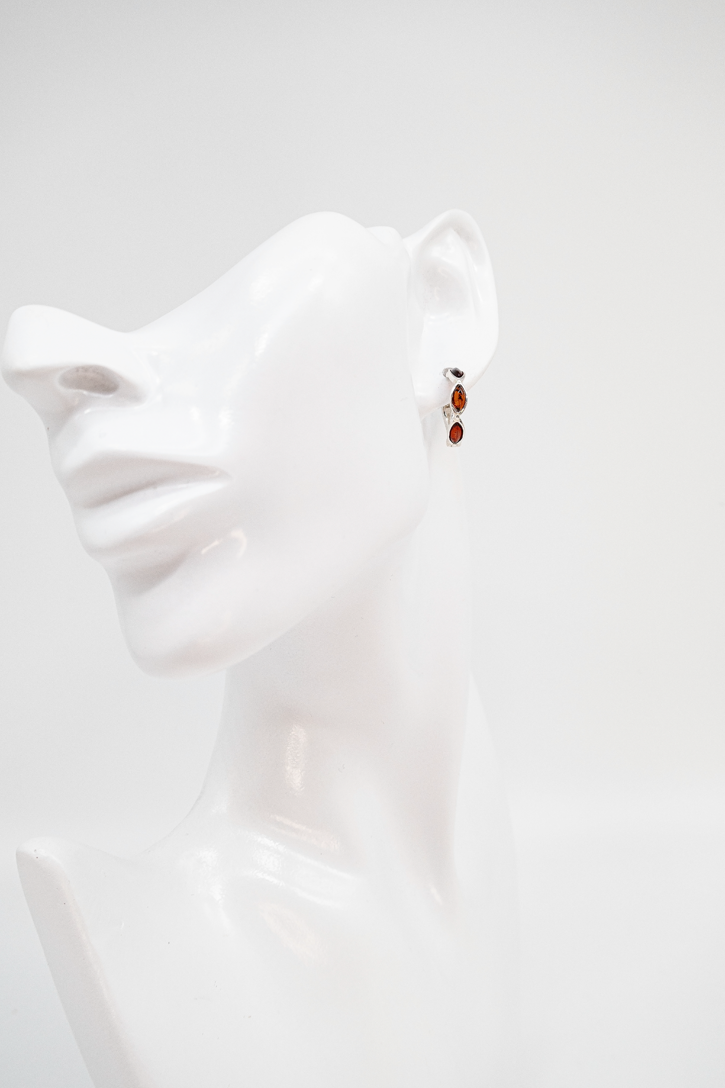 Zarte Bernstein Ohrringe – Silber Ohrstecker 1,6 x 0,4 cm