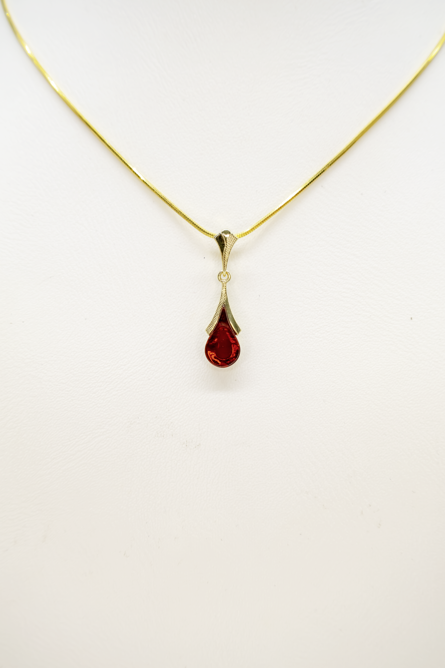 Vergoldeter Bernstein Schmuck – Tropfenanhänger Unikat