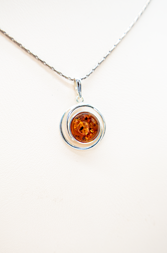 Runder Bernstein Anhänger – Silberschmuck Geschenkidee