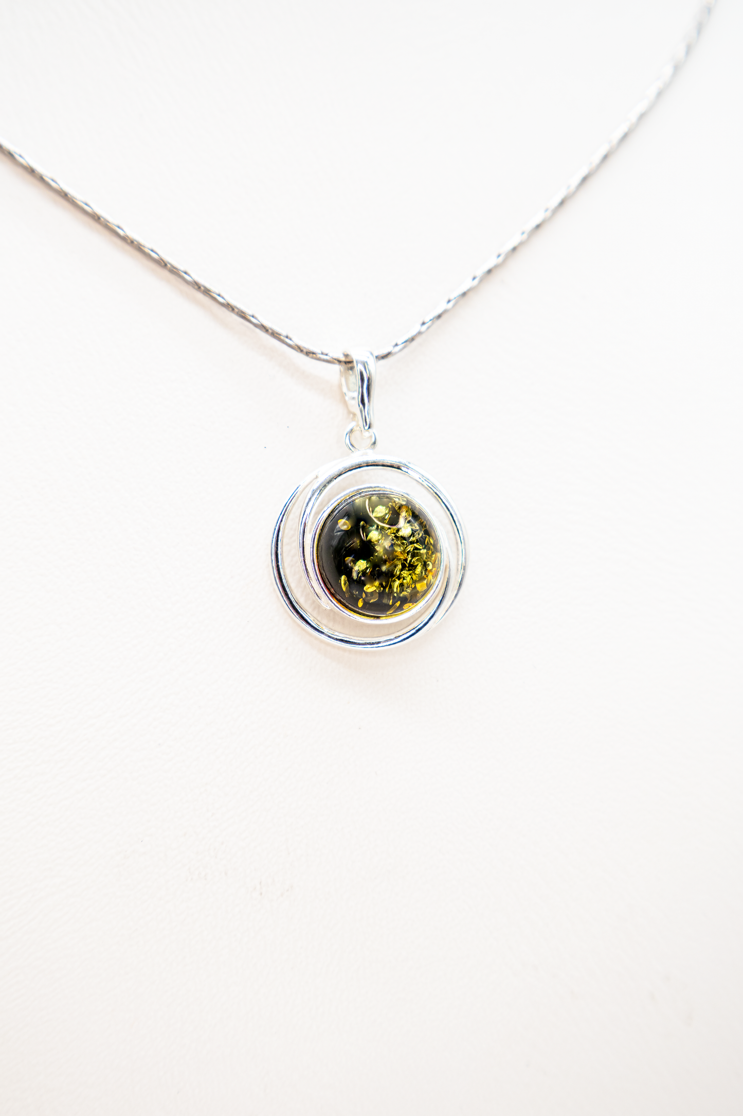 Runder Bernstein Anhänger – Silberschmuck Geschenkidee