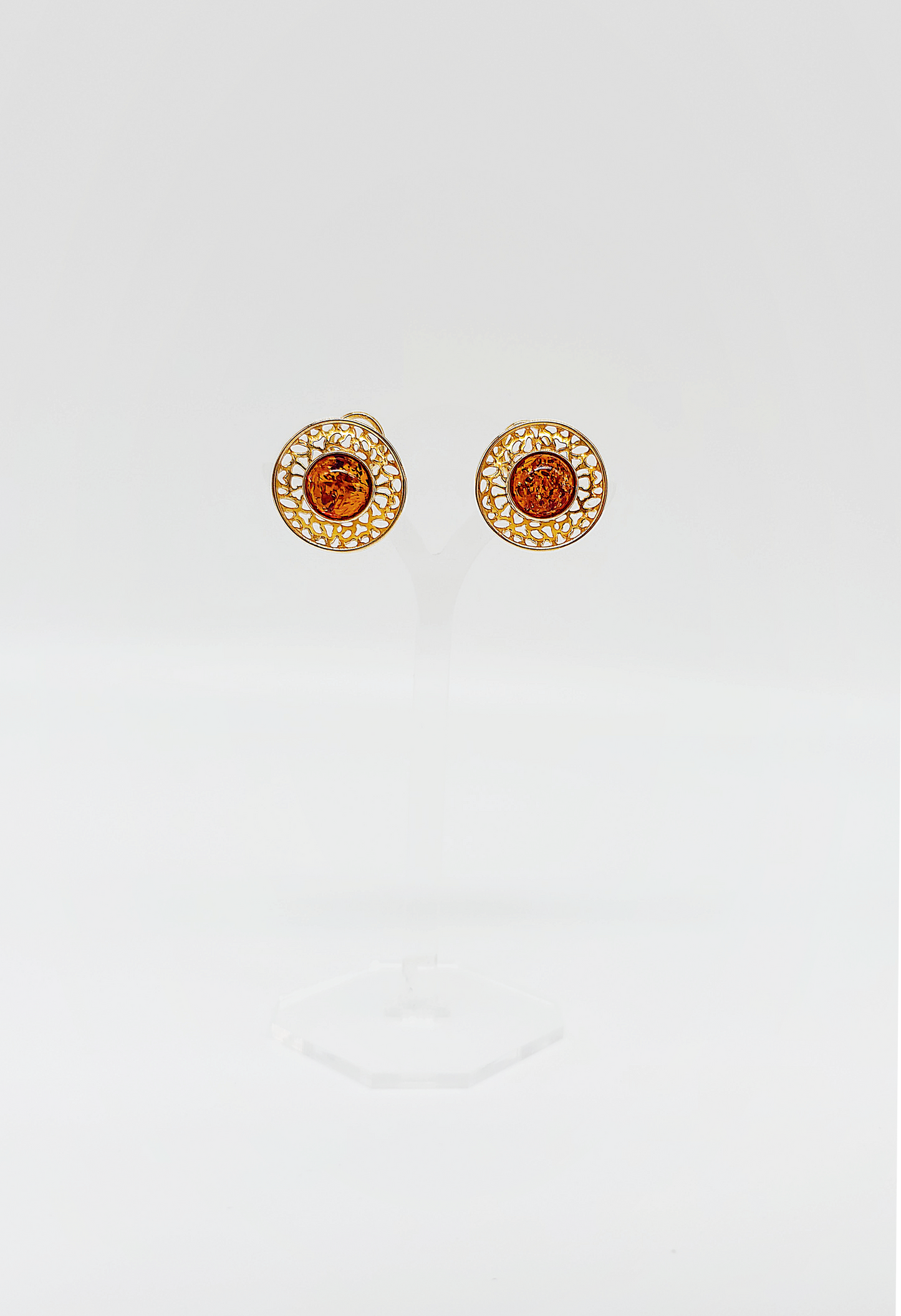 Unique piece of jewelry: ear clips with genuine amber in gold