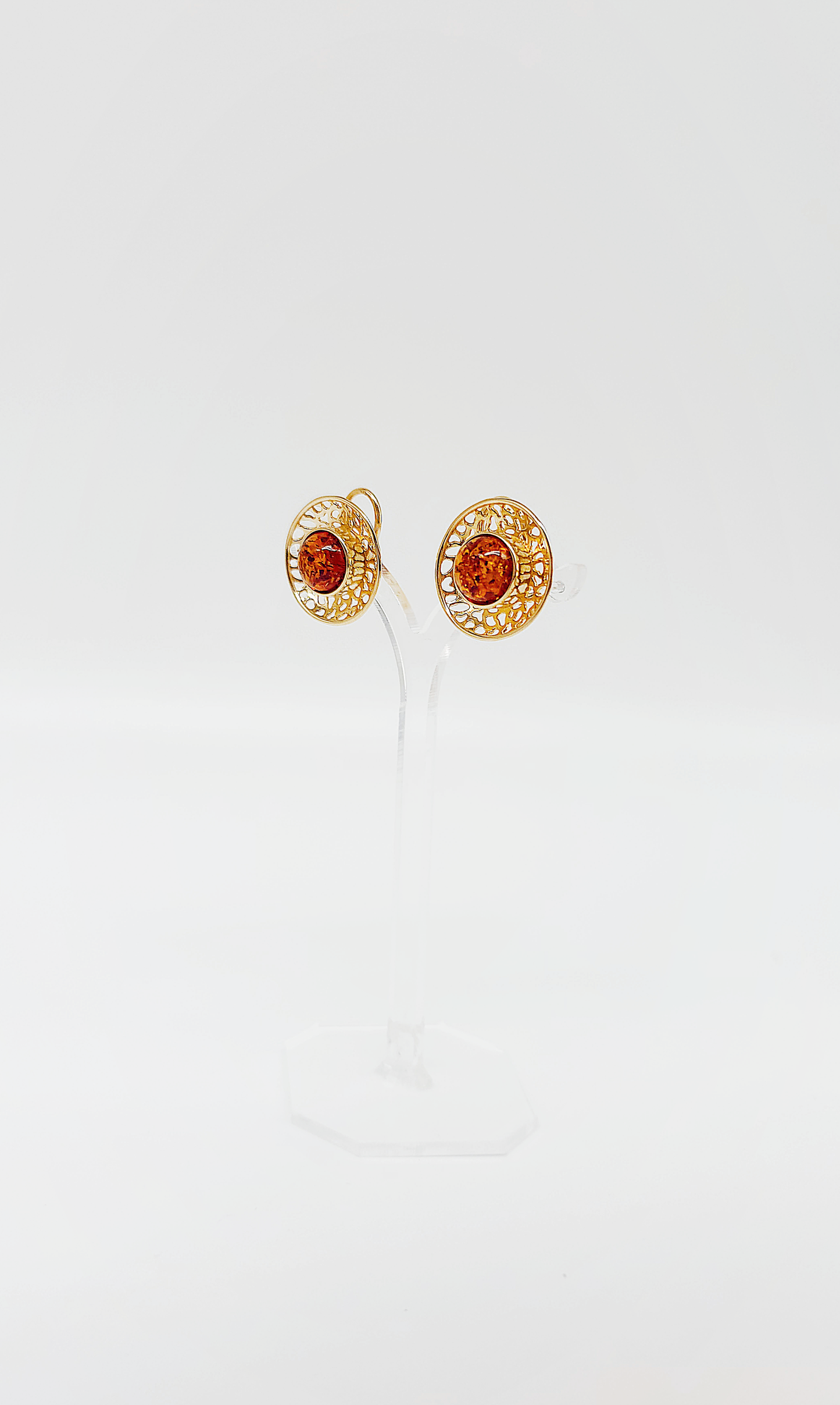 Unique piece of jewelry: ear clips with genuine amber in gold