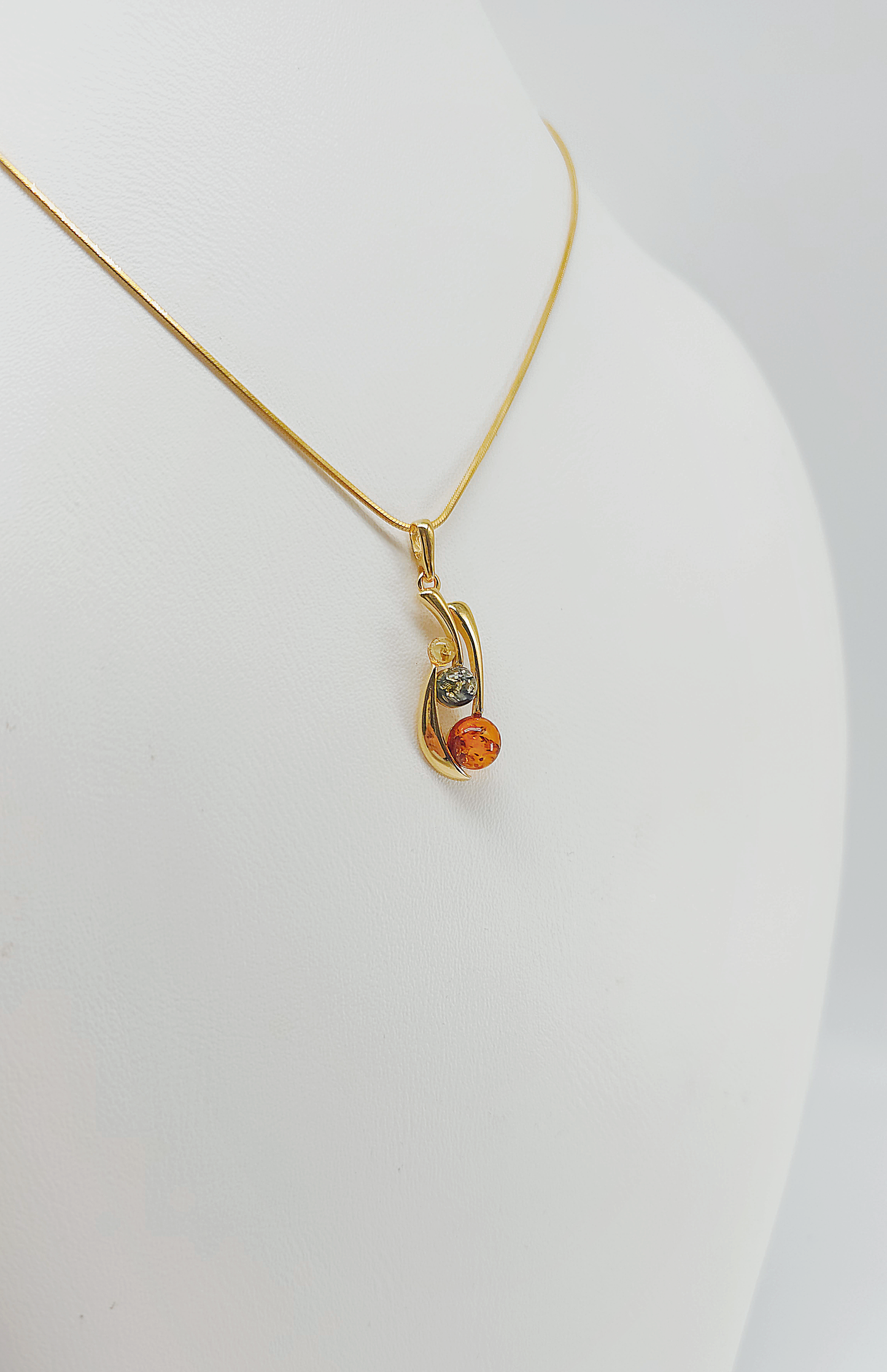 Stylish beauty: Gold-plated amber pendant