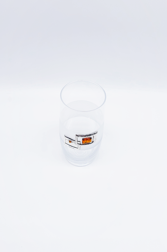 Elegantes Trinkglas mit Bernstein und Silberakzenten