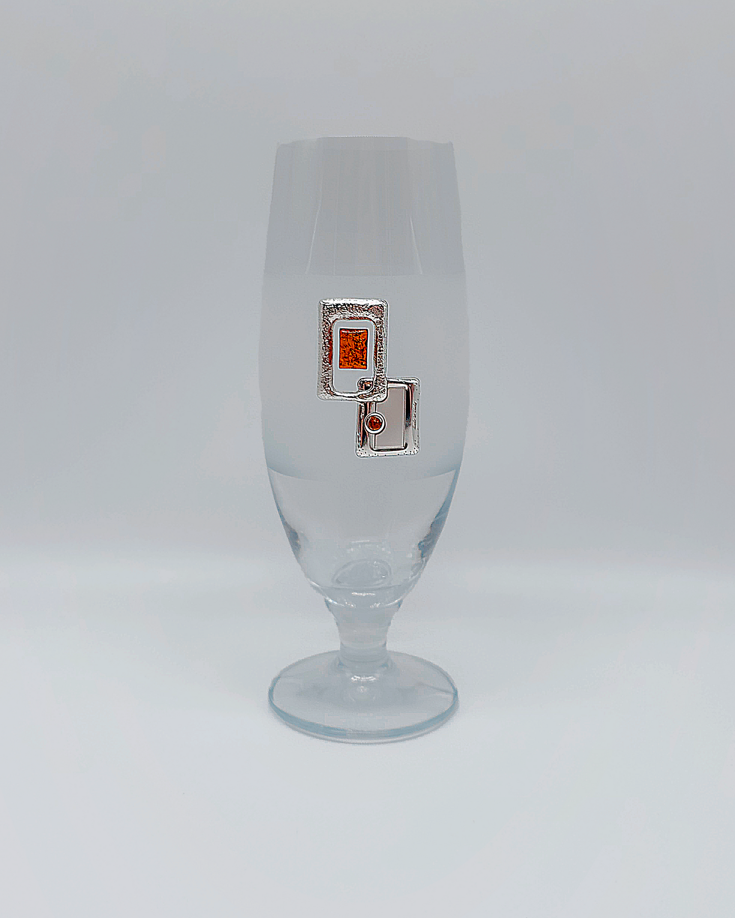 Elegantes Glas mit Bernstein und Silberdekoration